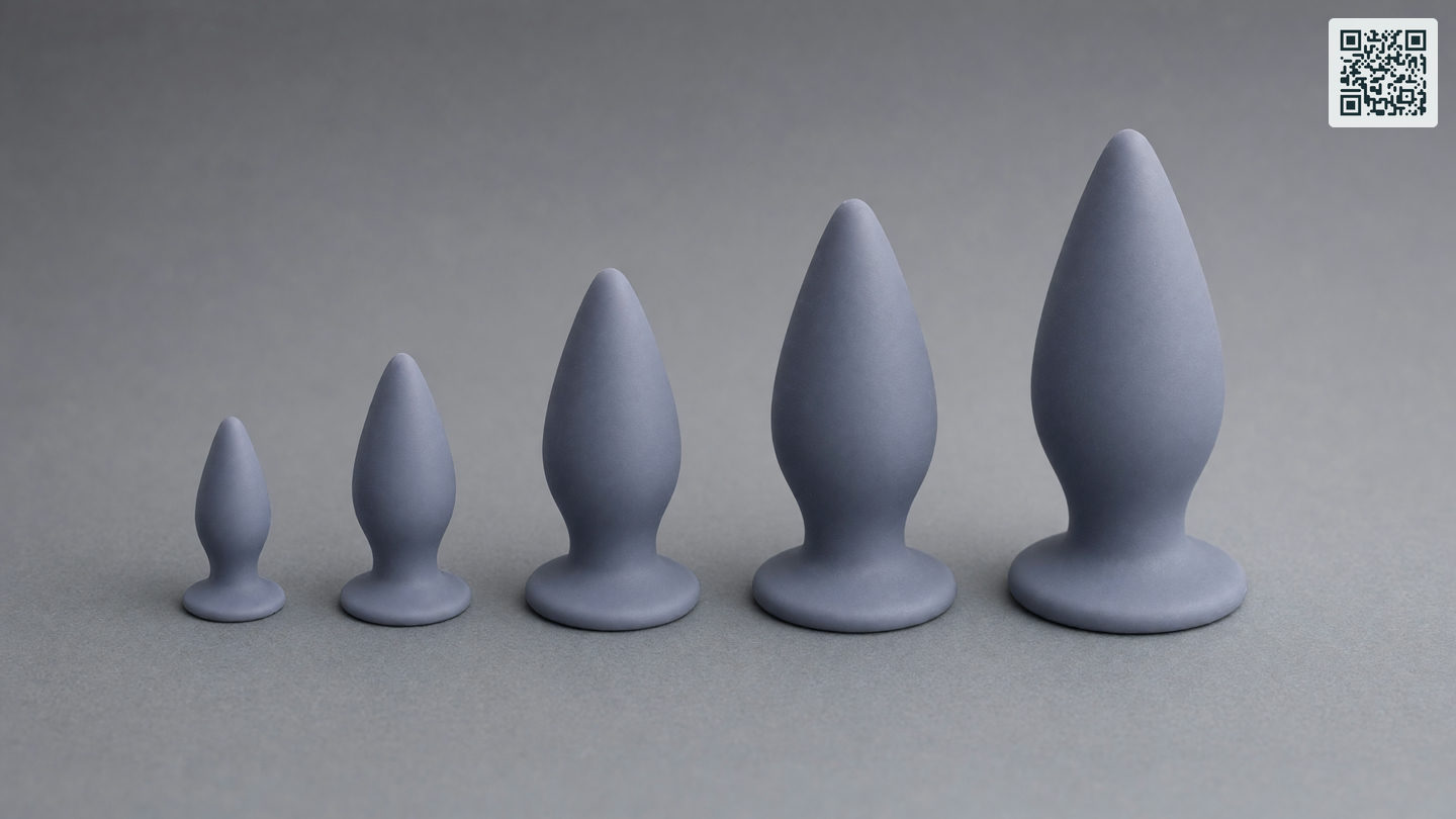 Vier buttplugs op een rij van klein naar groot, elk met een tapse druppelvorm op een smalle hals boven een brede platte voet