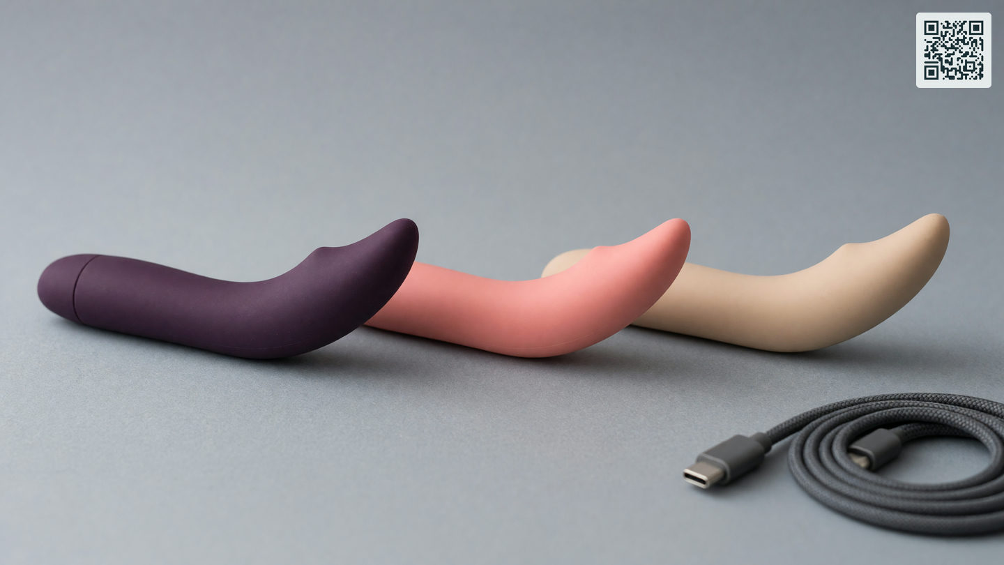Drie G-spot vibrators naast elkaar, elk met een slanke steel en een omhoog gebogen tip, met een opgerolde oplaadkabel ernaast