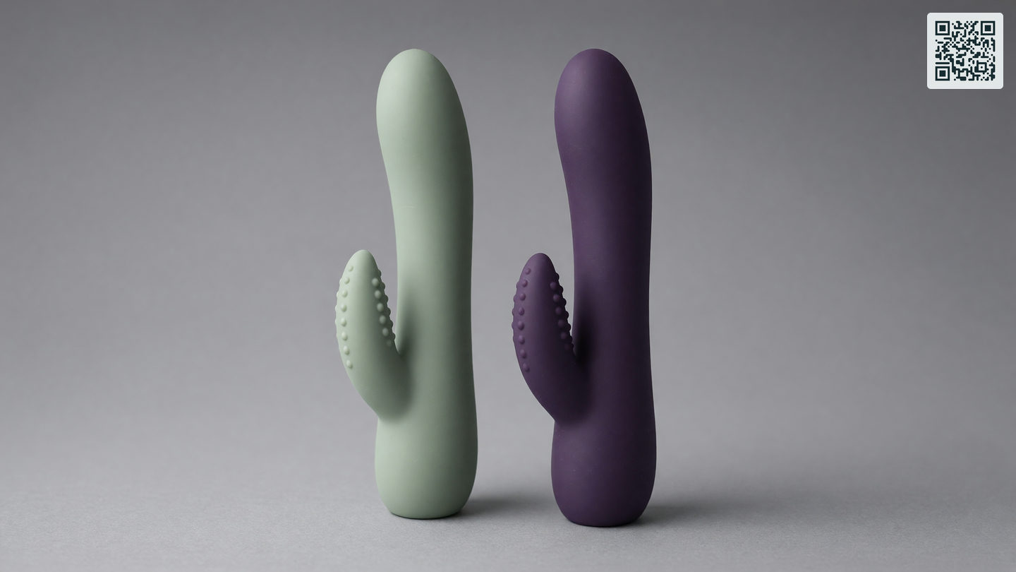 Twee rabbitvibrators rechtop naast elkaar, van iets boven gezien, met bij allebei de gebogen schacht en de kortere tweede arm in beeld