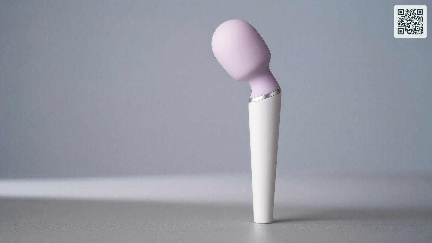 Een witte snoerloze wand massager met ronde siliconen kop op een zachte, neutrale achtergrond